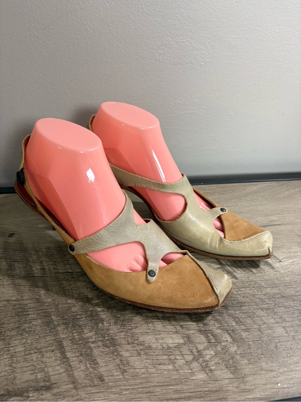 Vintage CYDWOQ 2 Tone Beige OSMOSIS Hand Made LEATHER Kitten Heel COMFORT PUMPS - Picture 2 of 7
